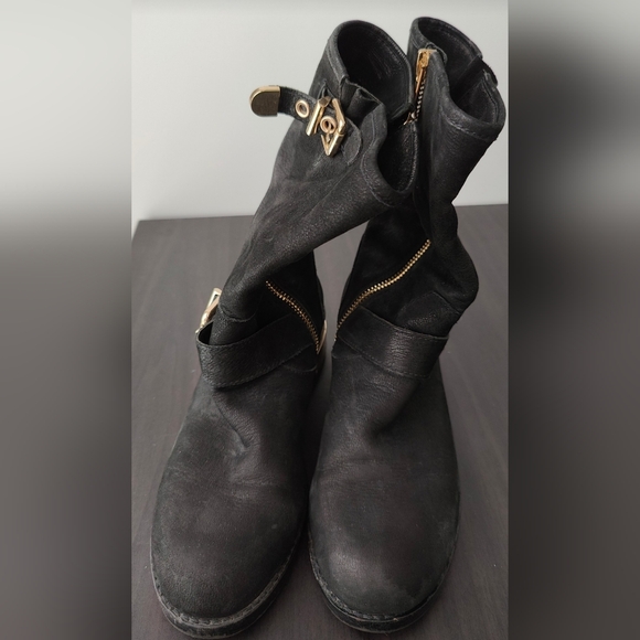 Vince Camuto Winchell Pebbled Black Leather Buckle Accent - Picture 1 of 6